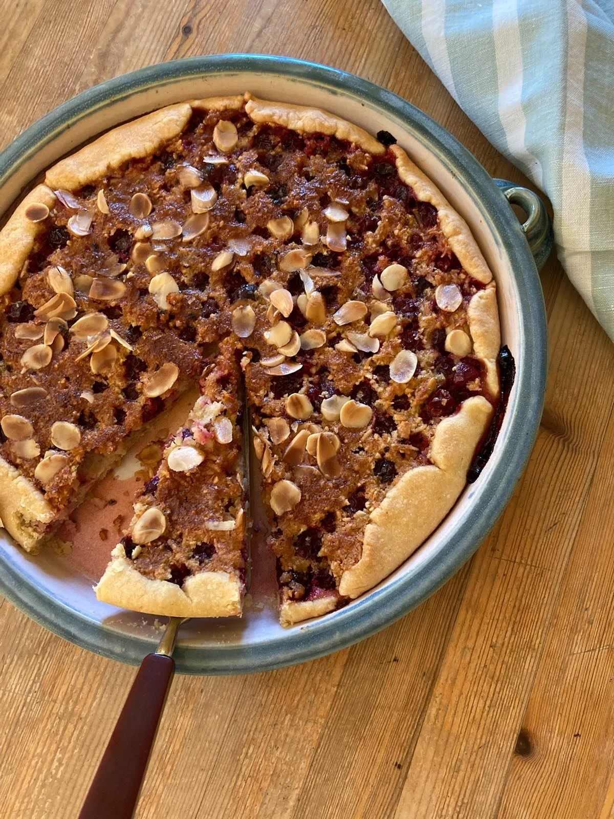 Sommerzeit ist Beerenzeit #beerentarte #jostabeeren #keramiktarteform #potsandfood #keramikpatlan #niederalteich