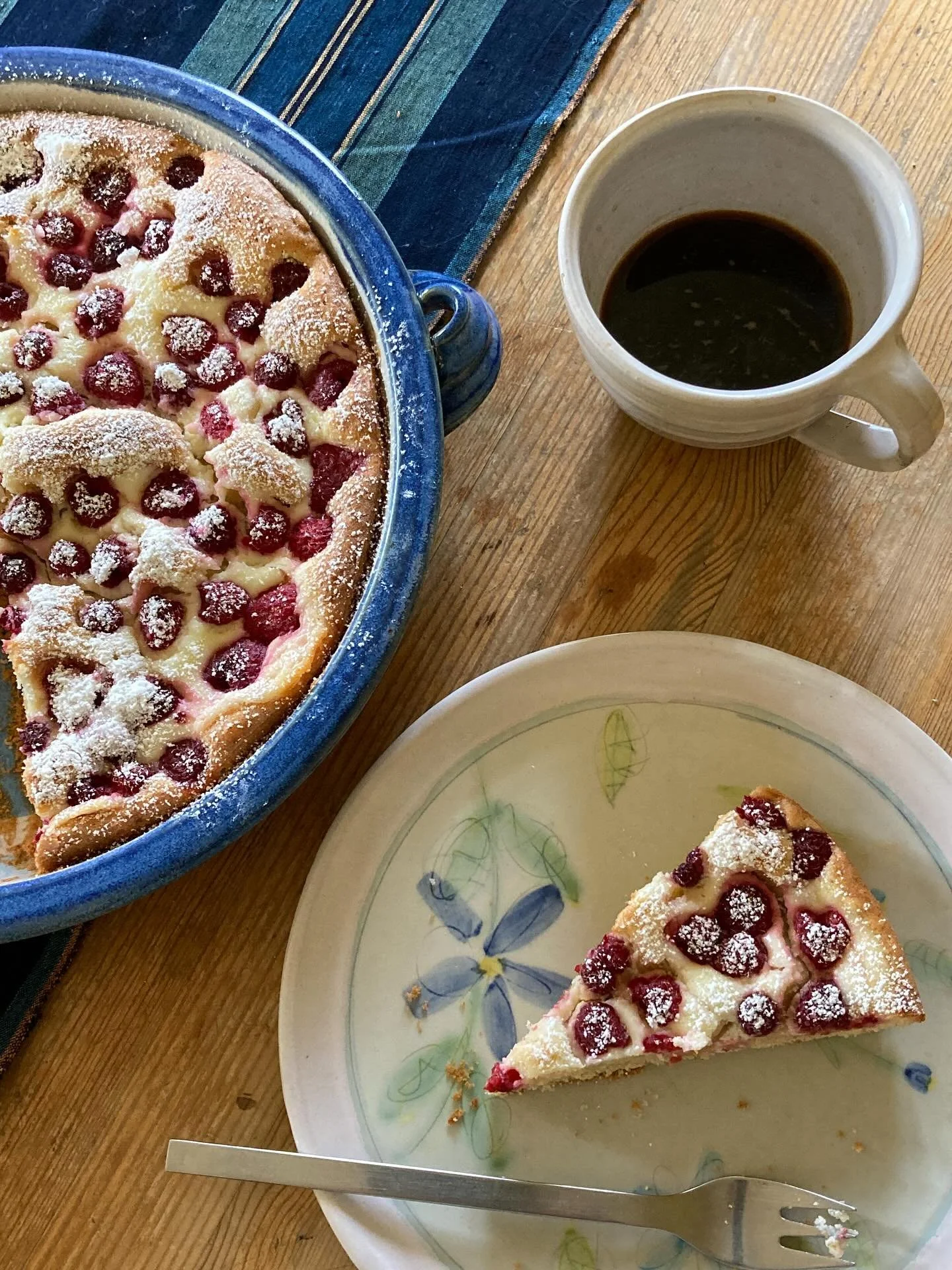 Frischer Himbeerkuchen zur Kaffeepause 
#himbeerkuchen #beerenzeit #tarteformen #kaffeepause #potsandfood #keramikpatlan #niederalteich