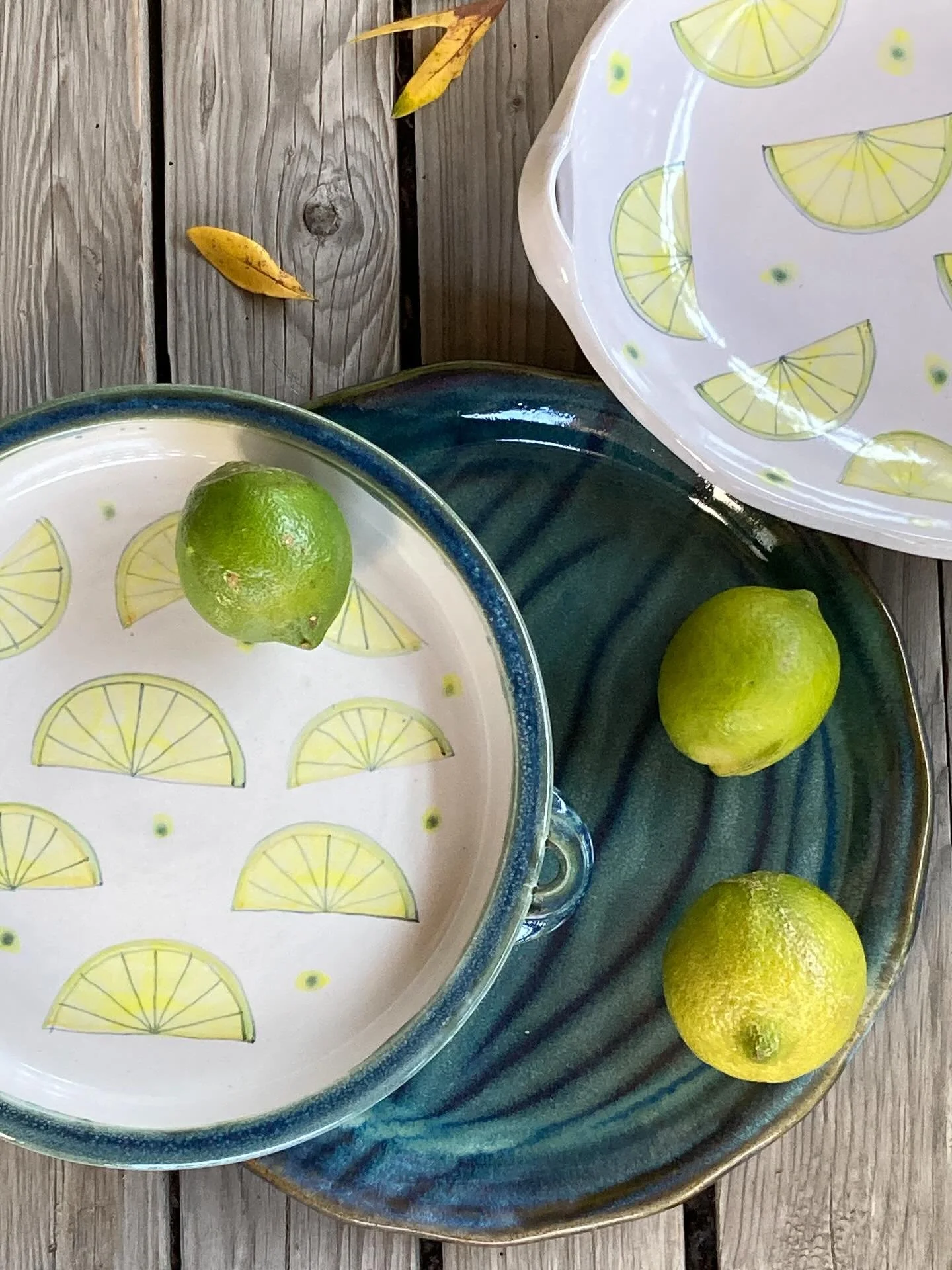 gr&uuml;ne Sommerzitronen, passend zu unserem Zitronendekor und zum gr&uuml;nen Geschirr
#sommerzitronen #zitronen #zitronenaufkeramik #zitronenscheiben #stonewarepottery #keramikpatlan #niederalteich