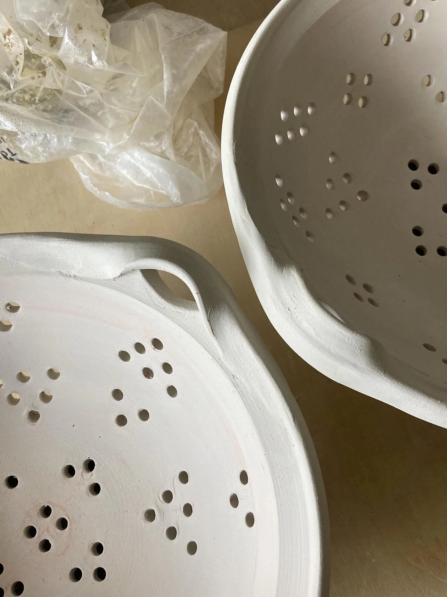 Henkelvarianten&hellip;&hellip;&hellip;
#keramikhenkel #workinprogress #amarbeitsplatz #steinzeugkeramik #stoneware #keramikliebe #keramikpatlan