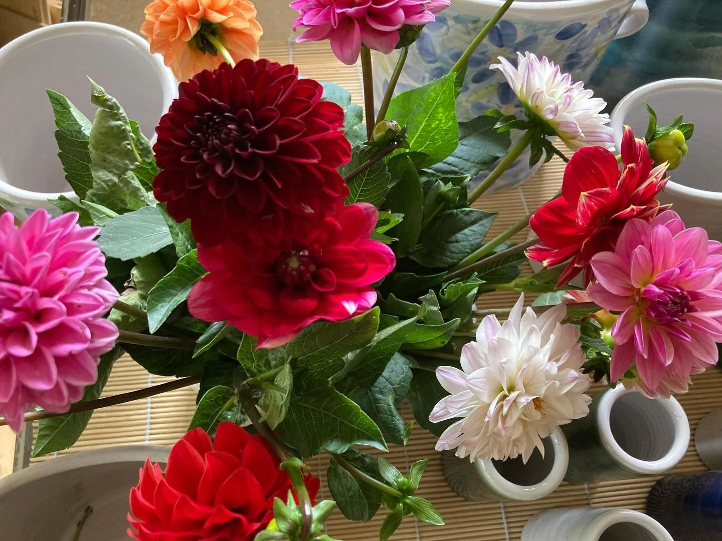 #Dahlien, ein #Farbenfeuerwerk im Sp&auml;tsommer
#vasetrifftblume #dahlienzauber #dahlienpracht #dahlienliebe #steinzeugt&ouml;pferei #keramikpatlan