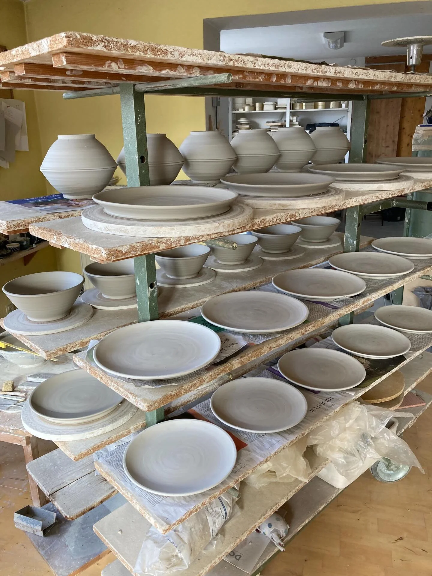 die Regale f&uuml;llen sich wieder&hellip;.
#workinprogress #studiopottery #arbeitsplatz #wheelthrown #handgemacht