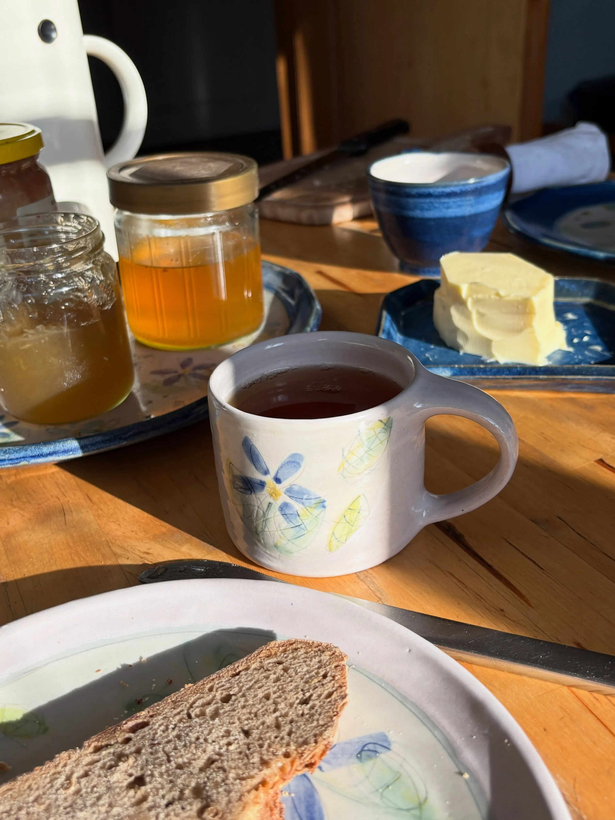 Morgensonne zum Fr&uuml;hst&uuml;ck sind immer ein sch&ouml;ner Start in den Tag, aber dann geht&rsquo;s schnell in die k&uuml;hle Werkstatt!

#morgenstimmung #fr&uuml;hst&uuml;ck #onmytable #keramikpatlan