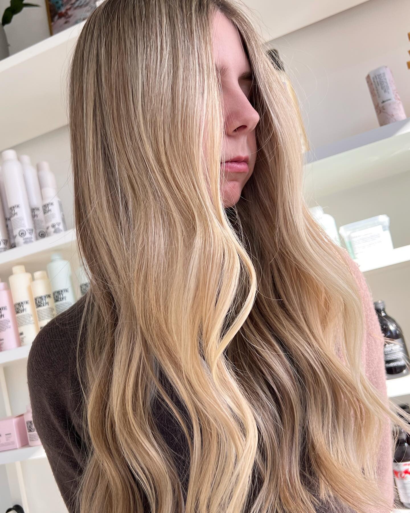 This Blonde&hellip; 😍😍😍 More daylight and the sun is out 🙏🏼

#yegsalon #yeghairstylist #haircolorist #hairsalon #salonlife #instahair #hairgoals #wella #k18 #authenticbeautymovement #behindthechair #hairofinstagram #studiolife #haircare #bhfyp