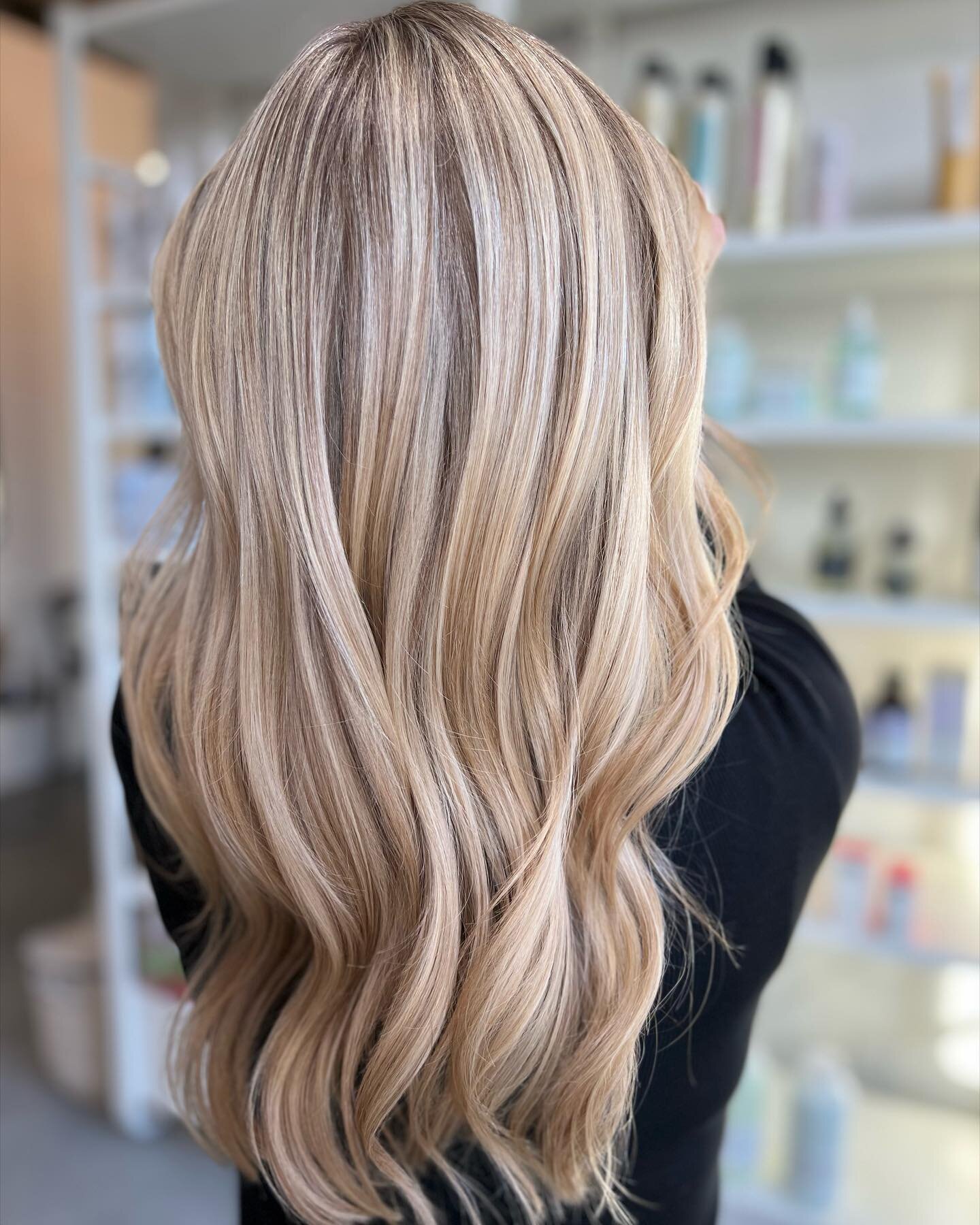 Summer feels all day long with this blonde ☀️🥰

#yegsalon #yeghairstylist #haircolorist #hairsalon #salonlife #instahair #hairgoals #wella #k18 #authenticbeautymovement #behindthechair #hairofinstagram #studiolife #haircare #bhfyp