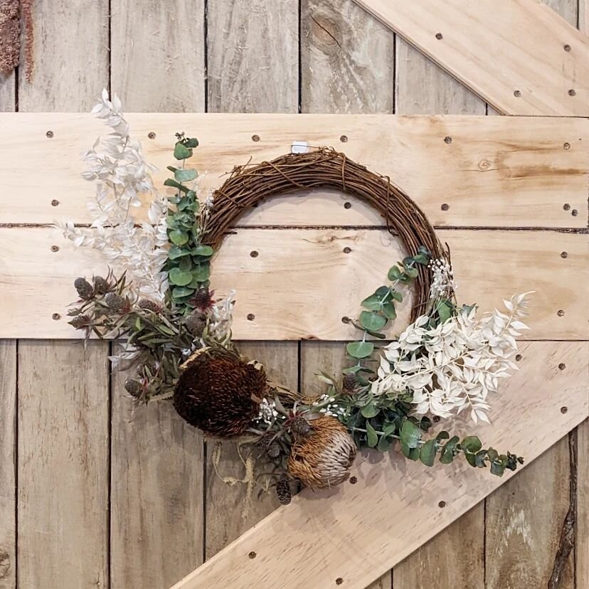 My first Christmas wreath that I've ever bought or made. Feeling pretty proud of it and very grateful to Jess at @ecosoulcollective for leading the workshop. 

I'm so looking forward to using up my dusty dried flowers I've kept around the house for y