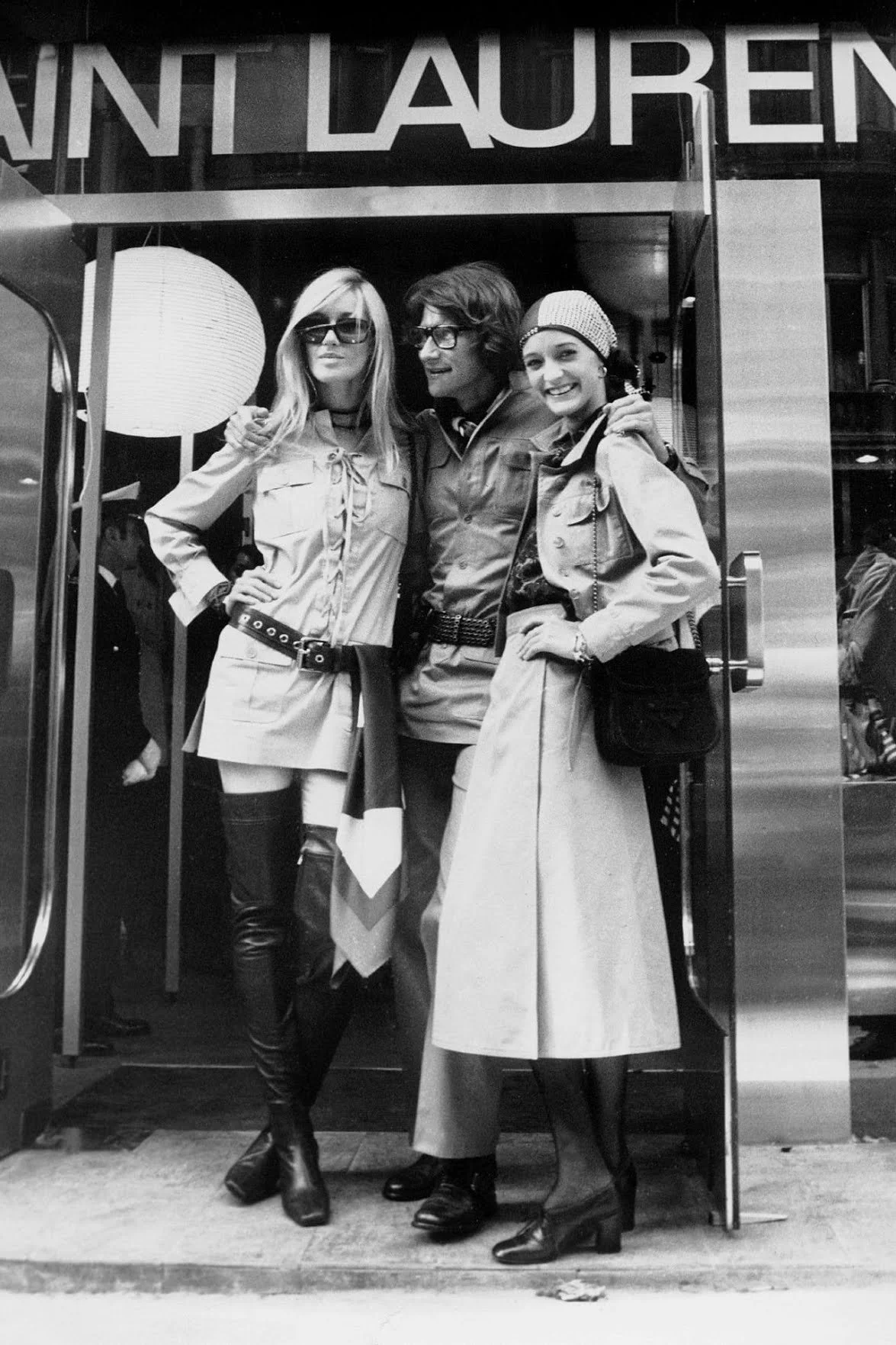 Betty-Catroux-Yves-Saint-Laurent-et-Loulou-de-la-Falaise-in-front-of-the-Yves-Saint-Laurents-store-in-London-in-1969.jpeg