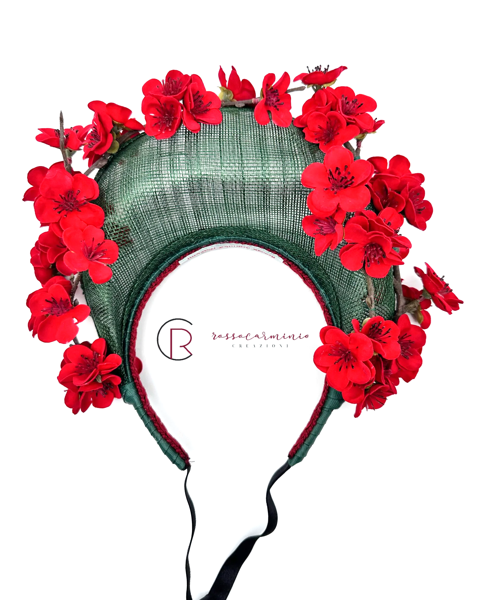 Copricapo Elegante con Fiori Vellutati Rossi e Visiera Verde Bosco