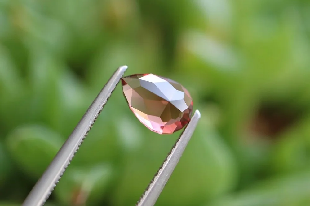 𝙏𝙐𝙉𝘿𝙐𝙍𝙐 𝙂𝘼𝙍𝙉𝙀𝙏
𝙒𝙚𝙞𝙜𝙝𝙩: 1.34 carat
𝙎𝙝𝙖𝙥𝙚: Pear Shape Rose Cut
𝙎𝙞𝙯𝙚: 8.35 x 5.7mm
𝙊𝙧𝙞𝙜𝙞𝙣: Tunduru, Tanzania

This piece is now available on the website! 🤍

#pinkgarnet #gem #gemcutter #lapidary #gemstones #stones #fac