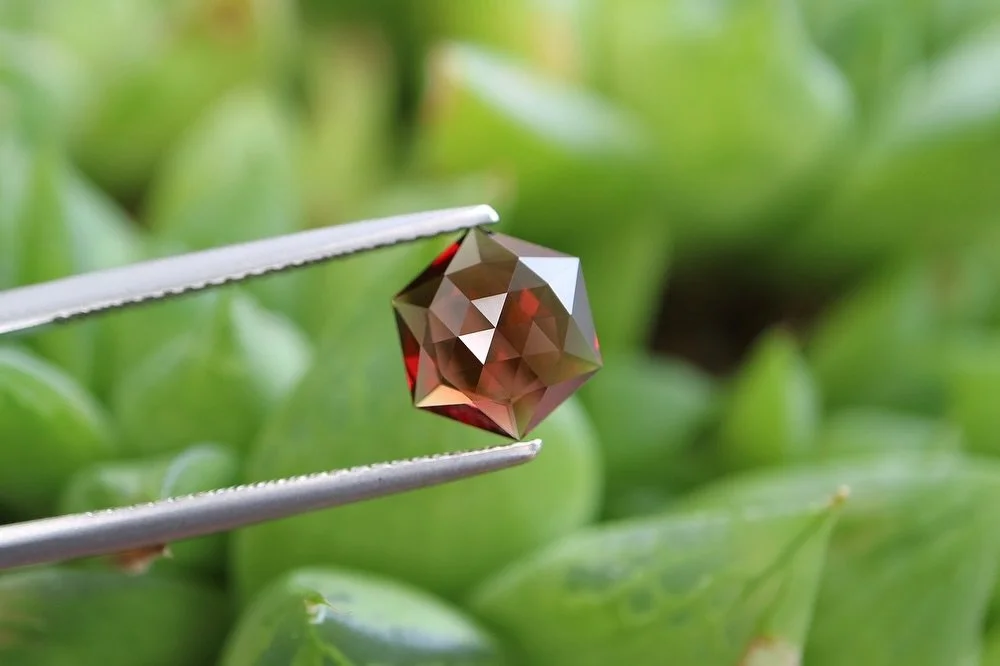 𝙂𝘼𝙍𝙉𝙀𝙏
𝙒𝙚𝙞𝙜𝙝𝙩: 1.81 carat
𝙎𝙝𝙖𝙥𝙚: Hexagonal Rose Cut
𝙎𝙞𝙯𝙚: 9.1 x 7.9mm
𝙊𝙧𝙞𝙜𝙞𝙣: Tanzania

This piece is now available on the website! ❤️

#pinkgarnet #gem #gemcutter #lapidary #gemstones #stones #facetedstones #facetedgems #v