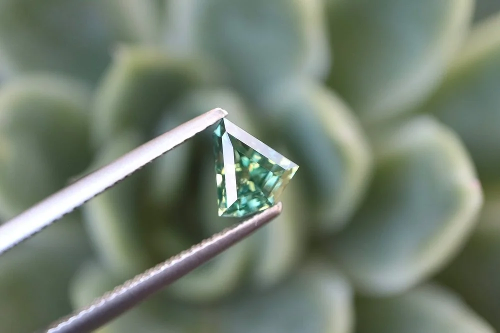 𝘼𝙐𝙎𝙏𝙍𝘼𝙇𝙄𝘼𝙉 𝙎𝘼𝙋𝙋𝙃𝙄𝙍𝙀 𝙂𝙍𝙀𝙀𝙉
𝙒𝙚𝙞𝙜𝙝𝙩: 1.05 carat
𝙎𝙝𝙖𝙥𝙚: Freeform Cut
𝙎𝙞𝙯𝙚: 6.85 x 6.36mm
𝙊𝙧𝙞𝙜𝙞𝙣: Central Queensland 

Available to purchase on the website! 💚

#australiansapphire #partisapphire #bluesapphire #