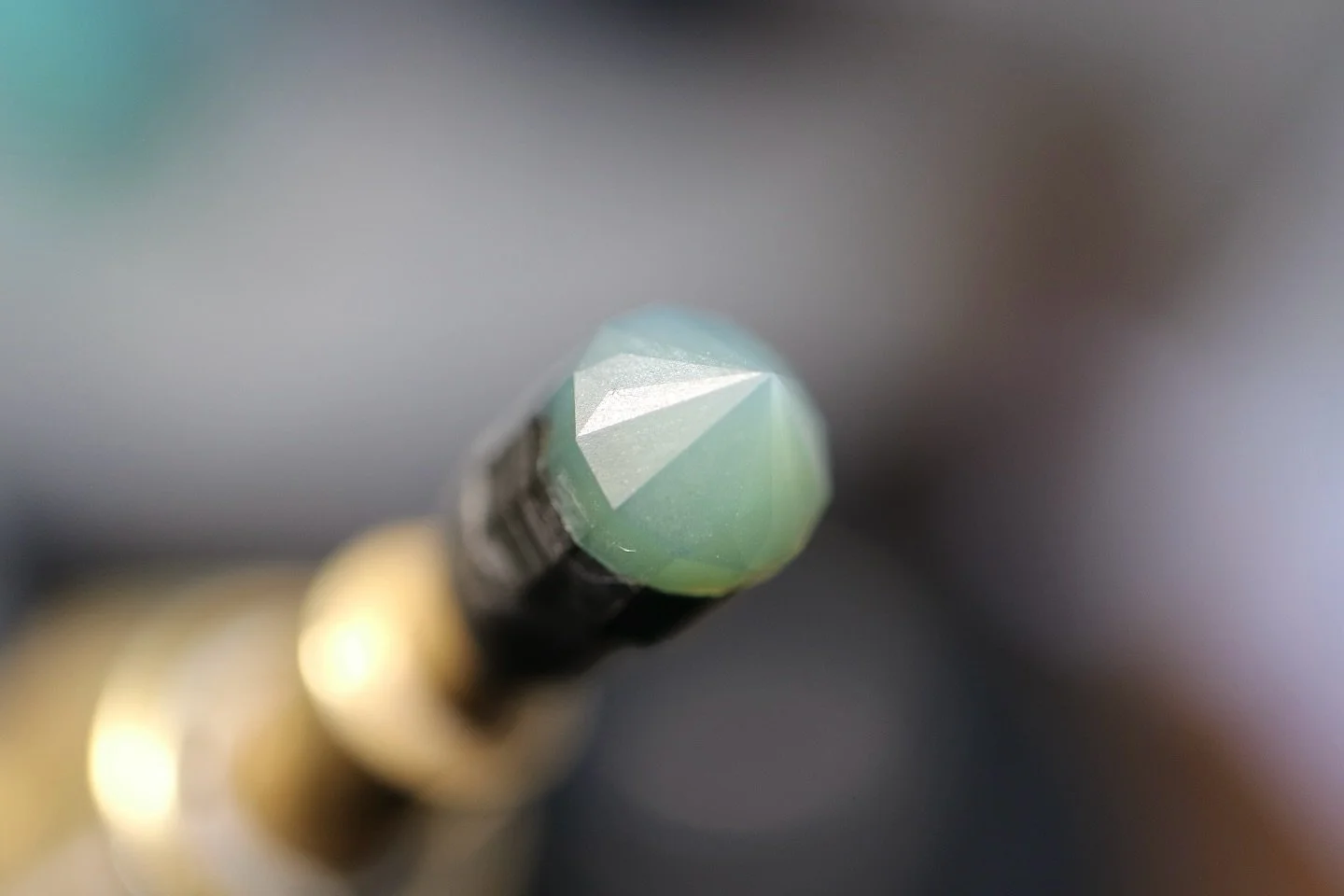 𝙒𝙊𝙍𝙆 𝙄𝙉 𝙋𝙍𝙊𝙂𝙍𝙀𝙎𝙎
I&rsquo;ll have a sapphire please, with extra silk &amp; plenty of glow! 👀✨ 

#silkysapphire #roundsapphire #workinprogress #onthedop #glowsapphire