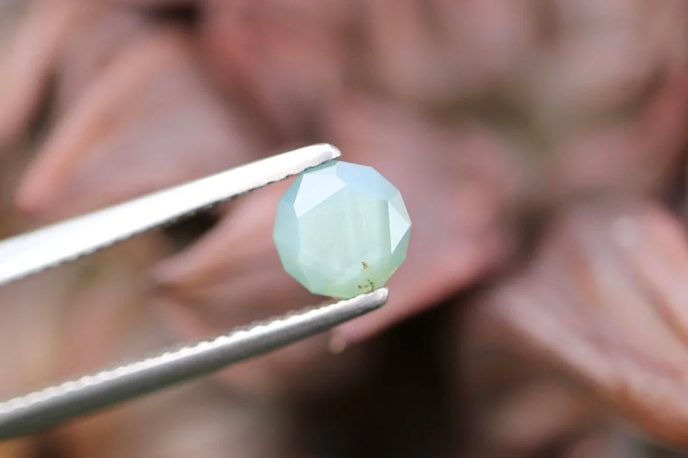 𝘼𝙁𝙍𝙄𝘾𝘼𝙉 𝙎𝘼𝙋𝙋𝙃𝙄𝙍𝙀
𝙒𝙚𝙞𝙜𝙝𝙩: 0.89 carat
𝙎𝙝𝙖𝙥𝙚: Round Cut
𝙎𝙞𝙯𝙚: 5.8mm
𝙊𝙧𝙞𝙜𝙞𝙣: Lodwar, Kenya 

*Unheated

This opaque sapphire with a gentle glow offers a natural charm especially for those who appreciate the beauty of s