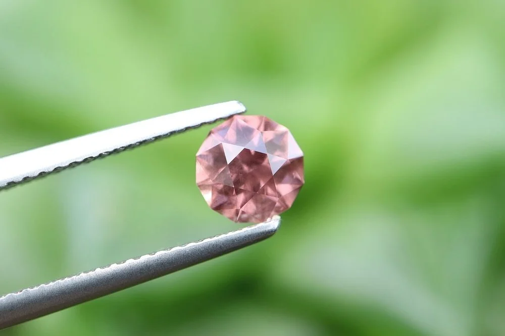 𝙈𝙊𝙍𝙊𝙂𝙊𝙍𝙊 𝙂𝘼𝙍𝙉𝙀𝙏
𝙒𝙚𝙞𝙜𝙝𝙩: 0.96 carat
𝙎𝙝𝙖𝙥𝙚: Round Cut
𝙎𝙞𝙯𝙚: 6mm
𝙊𝙧𝙞𝙜𝙞𝙣: Morogoro, Tanzania

This piece is now available on the website!

#pinkgarnet #gem #gemcutter #lapidary #gemstones #stones #facetedstones #faceted