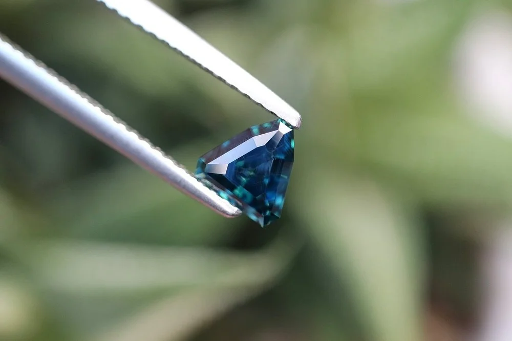 𝘼𝙐𝙎𝙏𝙍𝘼𝙇𝙄𝘼𝙉 𝙎𝘼𝙋𝙋𝙃𝙄𝙍𝙀 𝙋𝘼𝙍𝙏𝙄
𝙒𝙚𝙞𝙜𝙝𝙩: 0.69 carat
𝙎𝙝𝙖𝙥𝙚: Tri Cut
𝙎𝙞𝙯𝙚: 5.5 x 5.35mm
𝙊𝙧𝙞𝙜𝙞𝙣: New South Wales

*Unheated 

If you zoom in on this piece you can see the amazing growth structure within the sapphire!