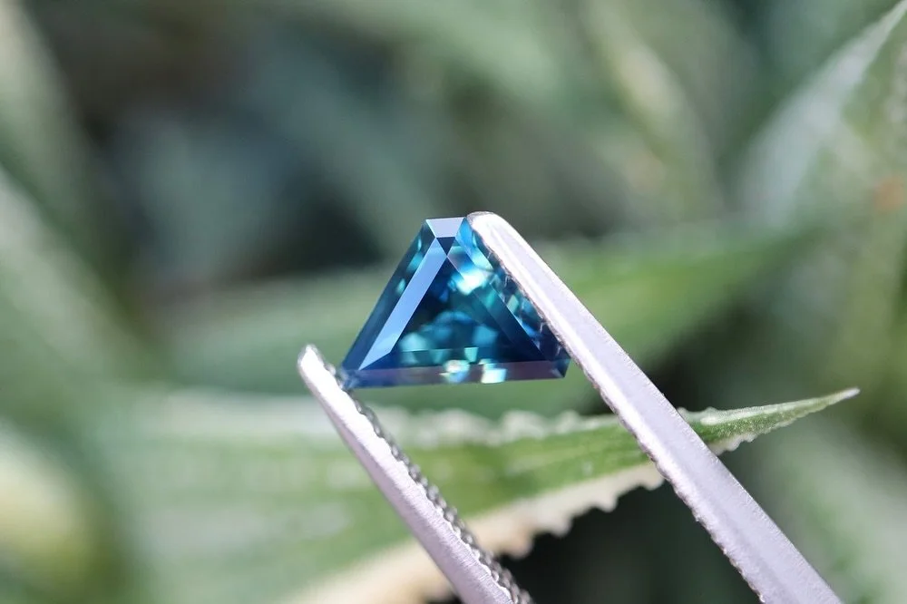 𝘼𝙐𝙎𝙏𝙍𝘼𝙇𝙄𝘼𝙉 𝙎𝘼𝙋𝙋𝙃𝙄𝙍𝙀 𝙋𝘼𝙍𝙏𝙄
𝙒𝙚𝙞𝙜𝙝𝙩: 0.67 carat
𝙎𝙝𝙖𝙥𝙚: Tri Cut
𝙎𝙞𝙯𝙚: 6.8 x 4.85mm
𝙊𝙧𝙞𝙜𝙞𝙣: New South Wales

*Unheated 

Giving Art Deco vibes.. ✨

This piece is now available on the website! 💙💛

#australiansa