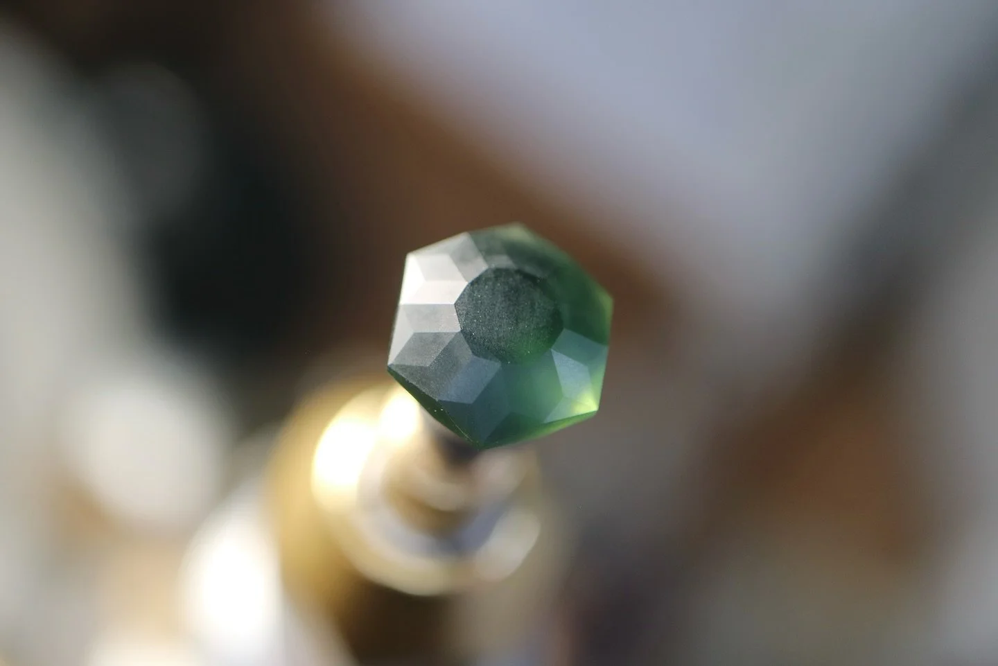 𝘼𝙐𝙎𝙏𝙍𝘼𝙇𝙄𝘼𝙉 𝙎𝘼𝙋𝙋𝙃𝙄𝙍𝙀 𝙂𝙍𝙀𝙀𝙉

The process.. I have a feeling this piece is going to be quite magical &amp; about 9.5mm 👀✨

#australiansapphire #partisapphire #bluesapphire #round #unheated #unheatedsapphire #hexagonsapphire #emer