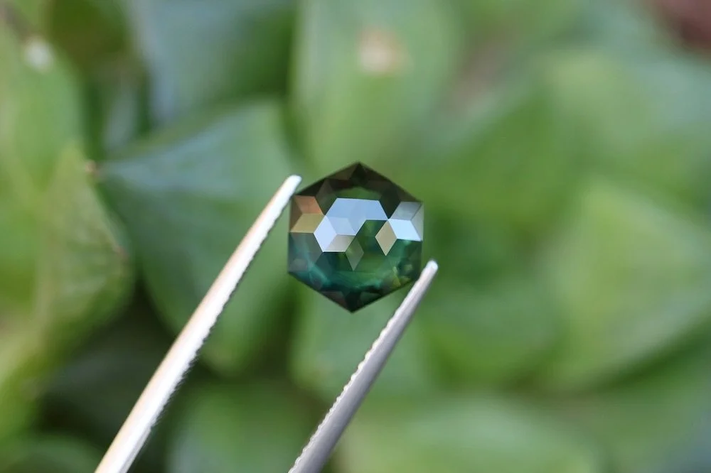 𝘼𝙐𝙎𝙏𝙍𝘼𝙇𝙄𝘼𝙉 𝙎𝘼𝙋𝙋𝙃𝙄𝙍𝙀 𝙂𝙍𝙀𝙀𝙉
𝙒𝙚𝙞𝙜𝙝𝙩: 3.86 carat
𝙎𝙝𝙖𝙥𝙚: Hexagonal Double Rose Cut
𝙎𝙞𝙯𝙚: 9.8 x 8.5mm
𝙊𝙧𝙞𝙜𝙞𝙣: Central Queensland 

Available to purchase on the website! 💚

#australiansapphire #partisapphire #blu