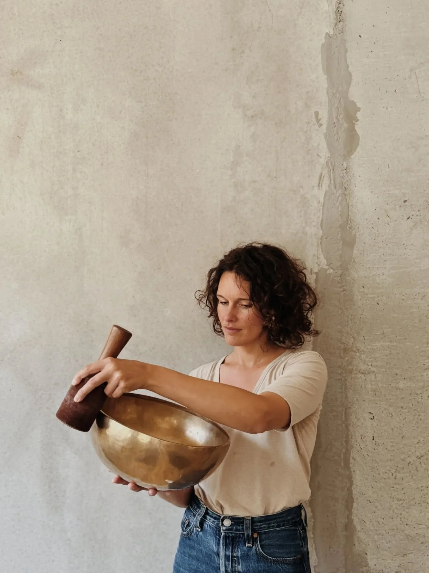 Voyages sonores intuitifs avec Ga&euml;tane ✨️

Ga&euml;tane est chanteuse, autrice-compositrice-interpr&egrave;te et professeure de voix. 

Chaque mois, elle vous propose de plonger hors du temps. 

Sa voix, ses tambours et ses instruments vibratoir