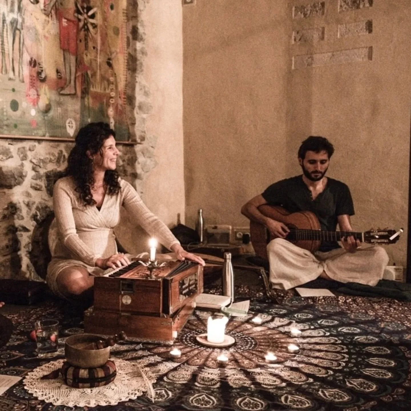 KIRTAN D'HIVER ✨️
&bull;Samedi 6 d&eacute;cembre &agrave; 19h&bull;

&Agrave; l'approche de No&euml;l, Vivez un cercle de chant de mantra sacr&eacute;s pour lib&eacute;rer la voix et les tensions du corps et de l'esprit dans la joie de cette fin d'an