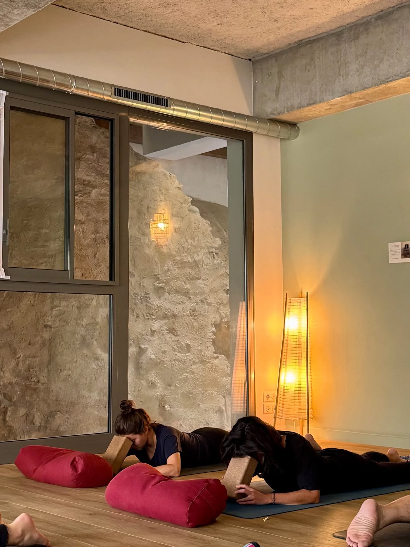 Mode cocoon activ&eacute; au Studio en d&eacute;cembre ✨️
On se recharge en douceur pour affronter les f&ecirc;tes de fin d'ann&eacute;e.

Yin yoga Dimanche 17h et 18h15 avec @yogawiththelma
Mercredi soir 19h45 avec @yogalaia.spirit
Et hatha / Yin av