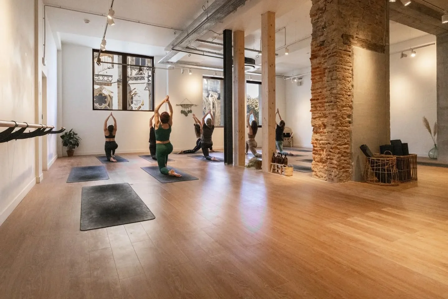 Quelle puissance de pratiquer dans ce nouvel Espace !
Entre la pierre de la Cath&eacute;drale et les murs bruts de la salle, nous ressentons une vraie connexion &agrave; la Terre 🙌

Merci &agrave; notre artisan @aribitbaudry qui nous a aid&eacute; &