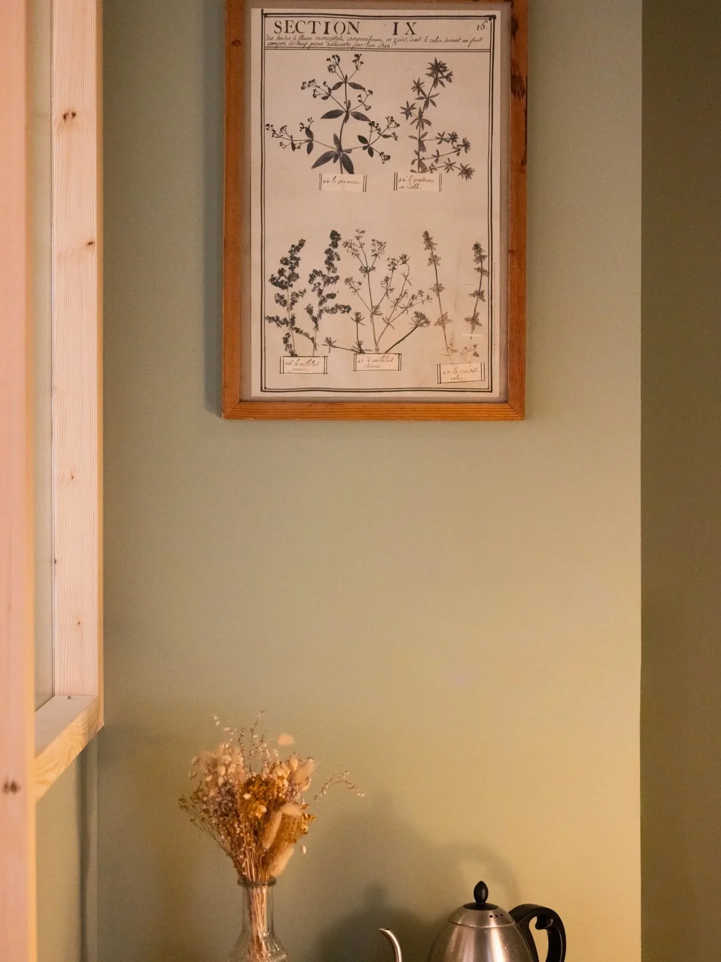 Quand la temp&ecirc;te gronde, on retrouve le cocon du nouveau studio. Espace d'accueil tout doux.
Herbier de la brocante de Quintaou, petits bouquets du @coffeemuxu, Tapis de la maison de famille. Tisane &agrave; disposition 🍡

Infos &amp; r&eacute