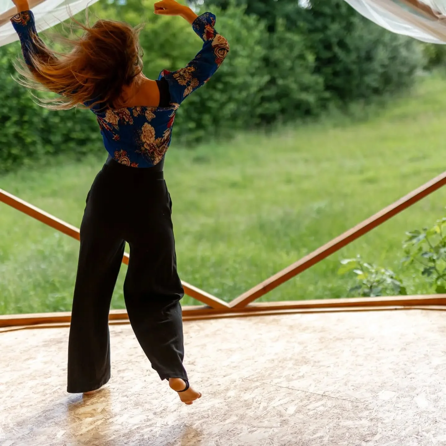 LA DANSE LIBRE &Agrave; TRAVERS LES CHAKRAS 💃
avec Linda 
🛎 Samedi 24 octobre de 16h30 &agrave; 18h30

La danse est un chemin d&rsquo;exploration du corps, du souffle et de l&rsquo;&eacute;nergie. Elle nous invite &agrave; ressentir, &agrave; lib&e