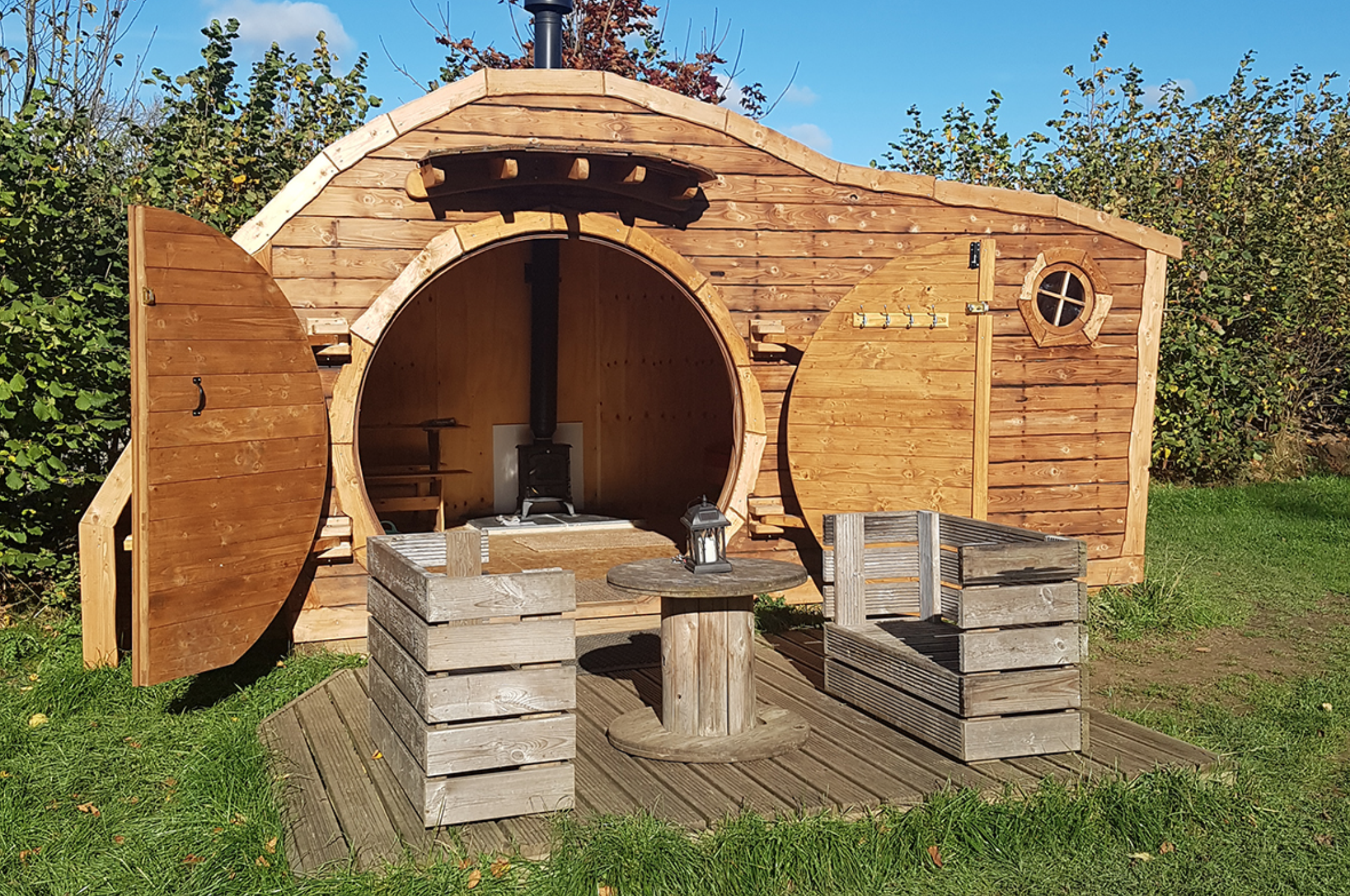 hobbit-house-with-table