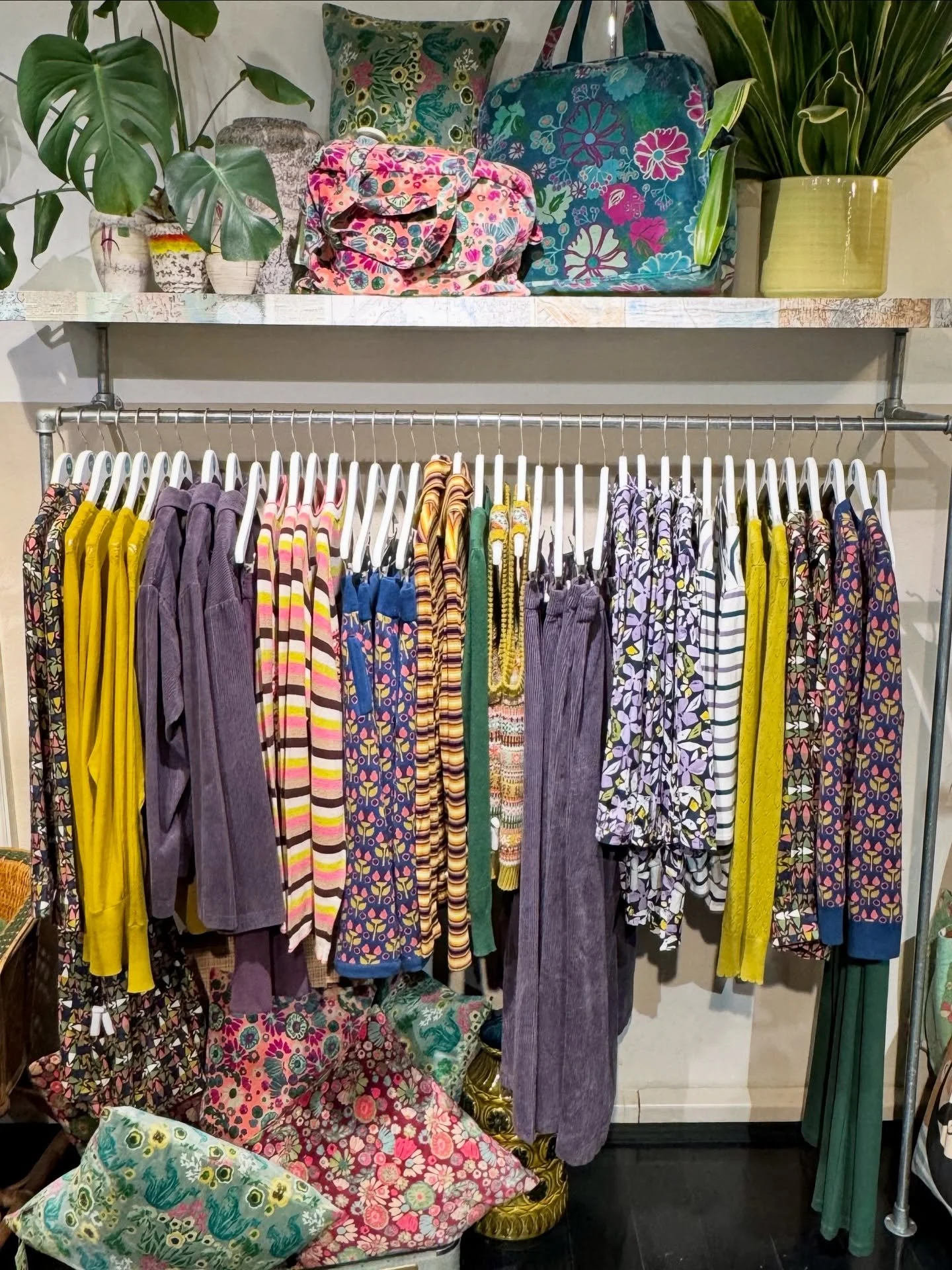 Wenn’s ums Mustermixen geht, sind wir kaum zu bremsen und helfen euch gern dabei, wie’s geht -egal ob im Outfit oder bei der Kombination von Sofakissen 😉
Eigentlich ist der Trick ganz einfach: Farben müssen sich in unterschiedlichen