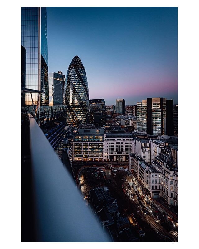 Sunset vibes from the very well known rooftop terrace #thegardenat120 🤩 missing this place so much 🏙💥💫
&bull;
&bull;
&bull;
&bull;
&bull;
&bull;
&bull;
#London #TheShardLondon #120fenchurchstreet #VisitLondon #londonvacation #shooters #ukshooters