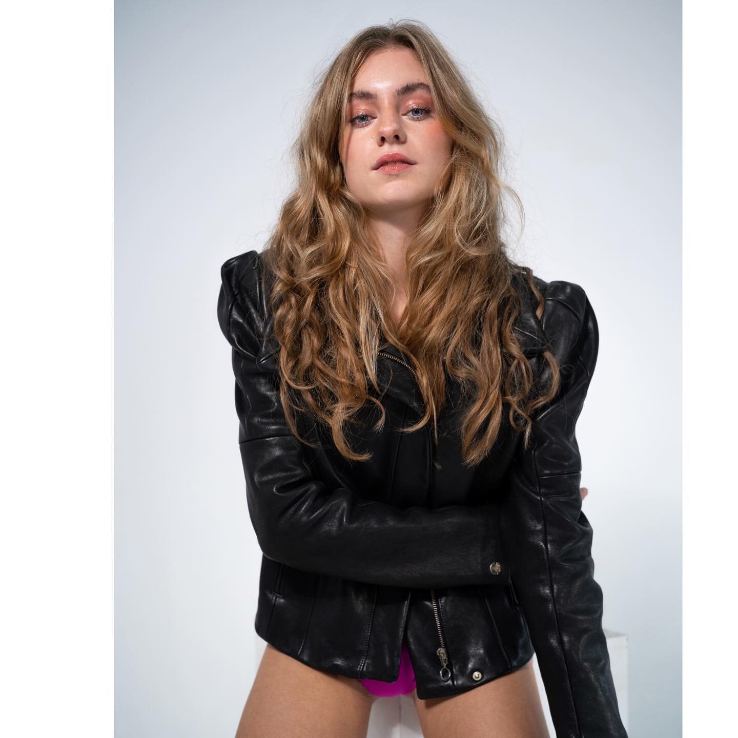 Studio 👙Shooting with the natural beauty LARISSA &hellip;
@benjamin.barreau 
@mariola__mb 
@mbmodelmanagement 
@senisgencer 
@leilou_official 
@leilou_stuttgart 

#fashionshoot #modelshoot #naturalbeauty #fashion #fashionstyle #beauty #blond #blueey
