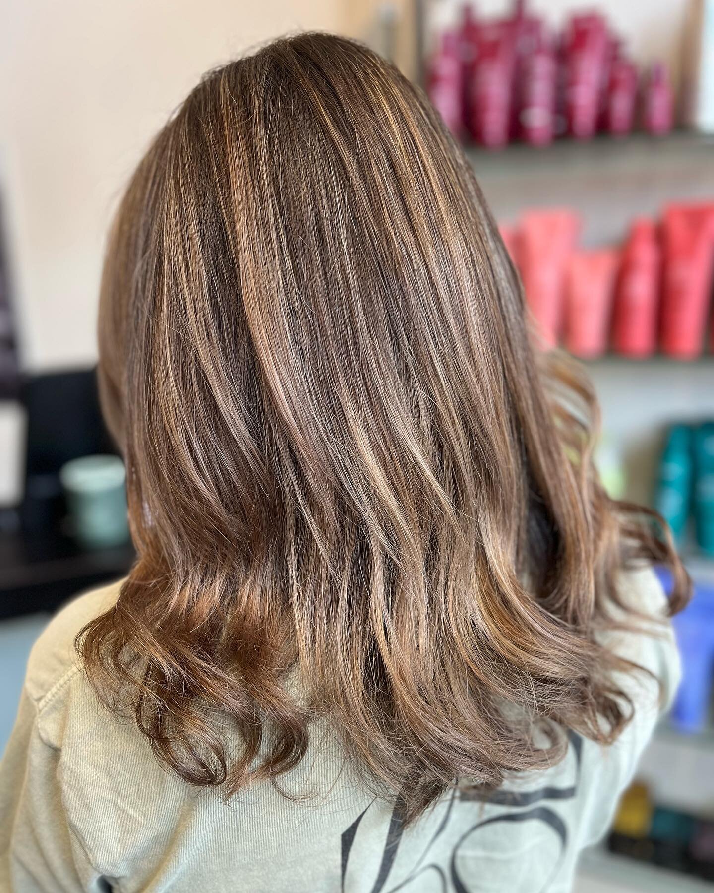 Blonde feeling a little tired after a beautiful summer in the sun and salt? 
Refresh your blonde for fall with a richer tone and deep conditioning treatment to add shine and strength back into your hair 🍂🍁

#aveda #kerestase #wellacolor 
#yyjstylis