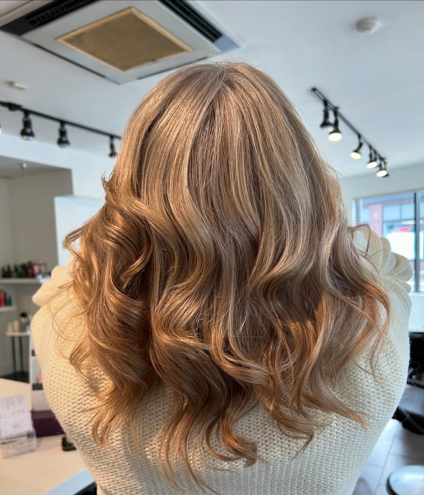 beautiful blonde/ grey blend 🤍

work done by John Carreiro at our Duncan location!

book an appointment: 250-856-1020

&bull;

&bull;

&bull;

&bull;
#blonde #blondehair #brightblonde #brightblondehair #blondehighlights #blondeteasylights #highlight