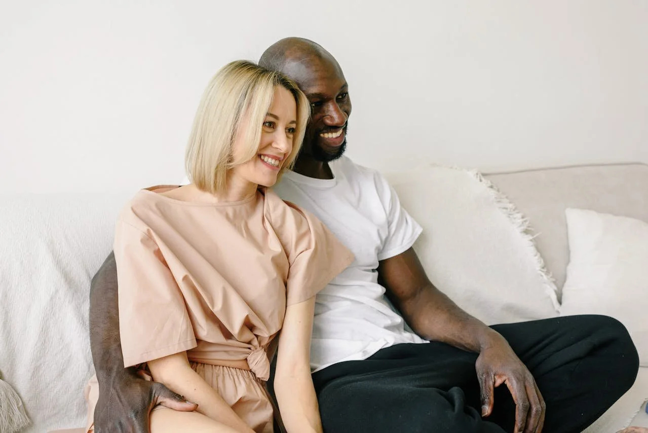 smiling-couple-sitting-on-the-couch-together