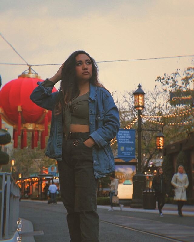 i only light up when cameras are flashing ✨