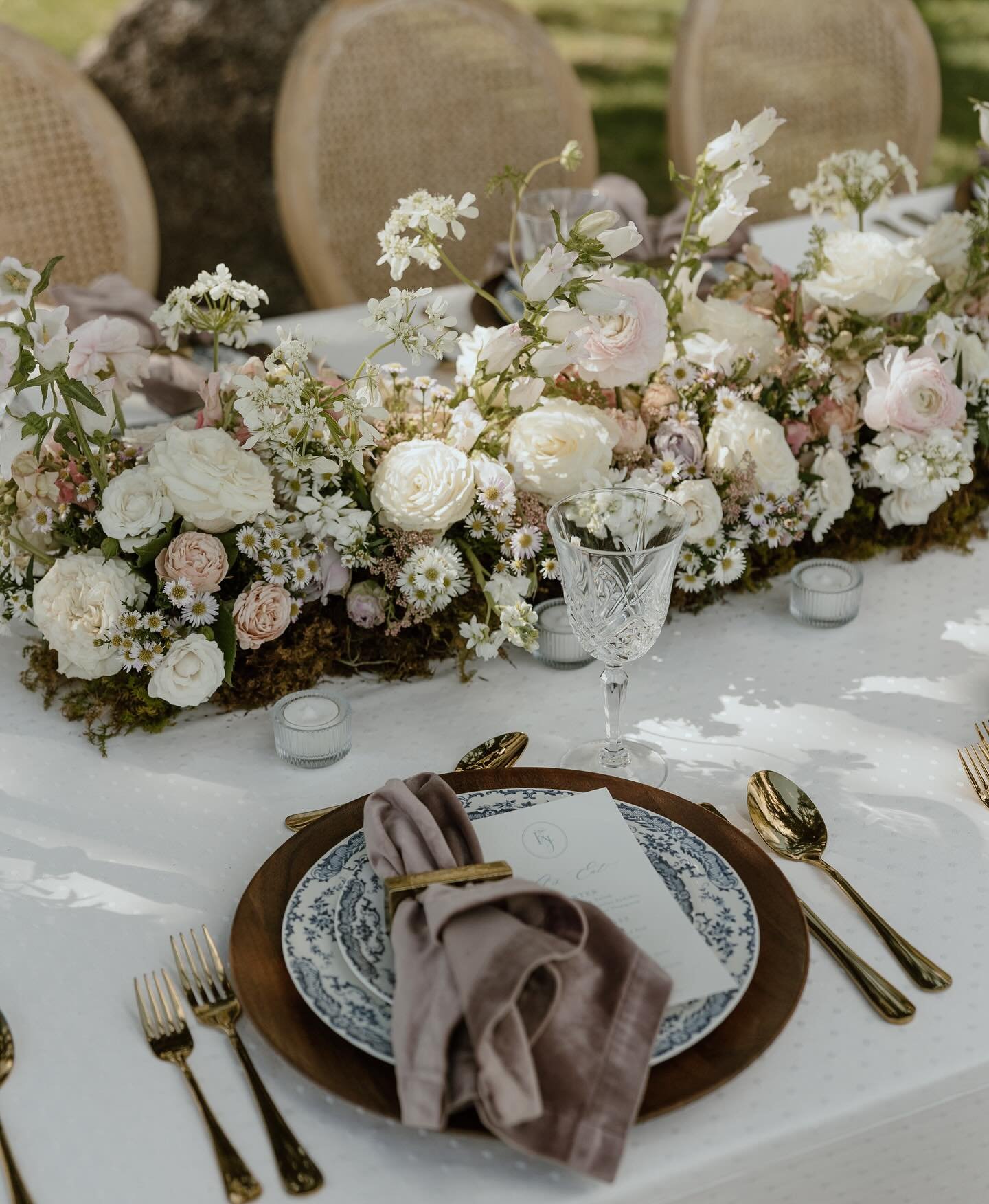Our new Claire charger plates were such a fun addition to the gorgeous garden party we had at @stone_crossing yesterday! 

VENDOR TEAM
Planning/Design: @steeleoaksevents 
Venue: @stone_crossing 
Photographer: @madicurlphoto 
Florist: @thebonnievine 
