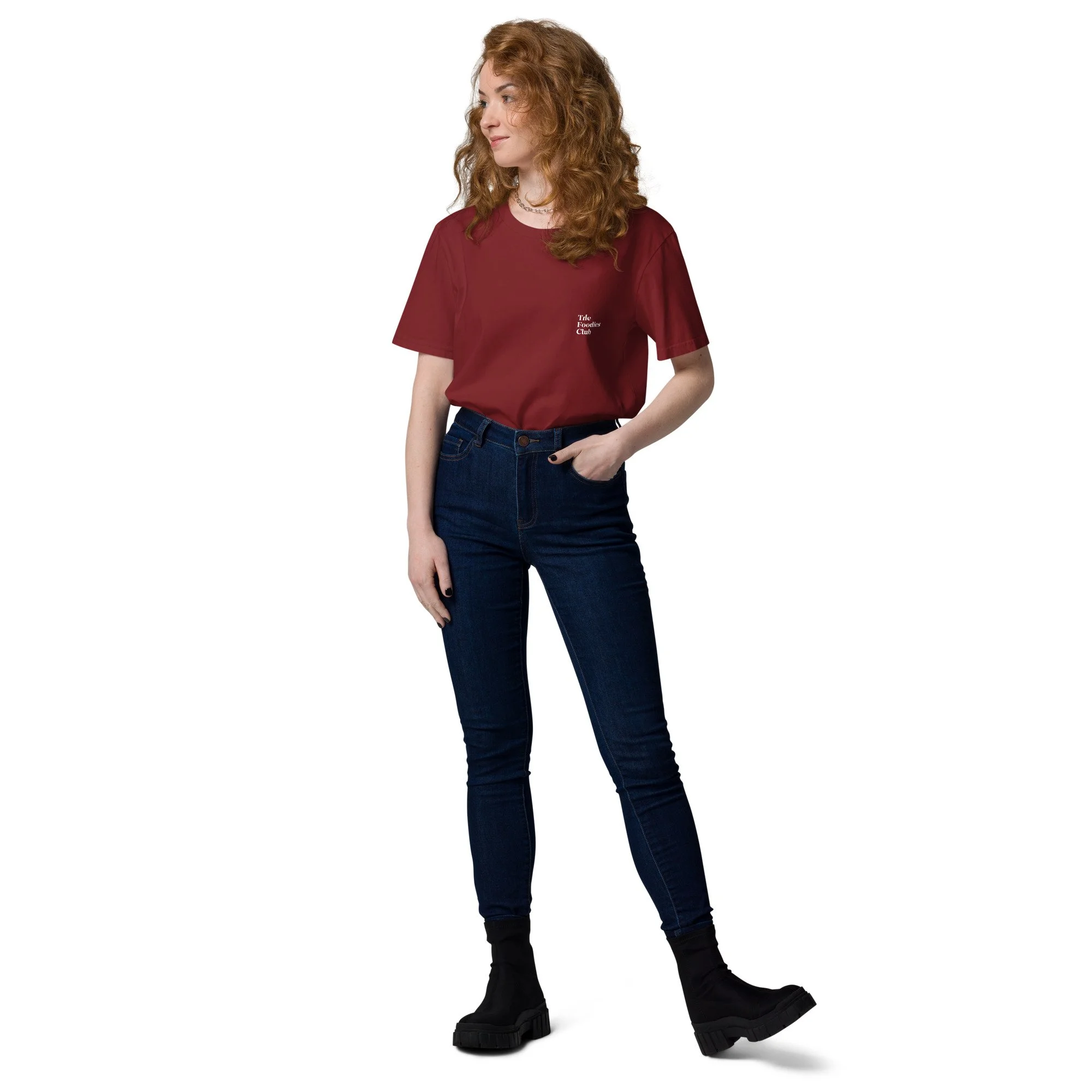 Modelo a usar t-shirt burgundy Anti Foodies Foodies Club — frente — merch The Foodies Club