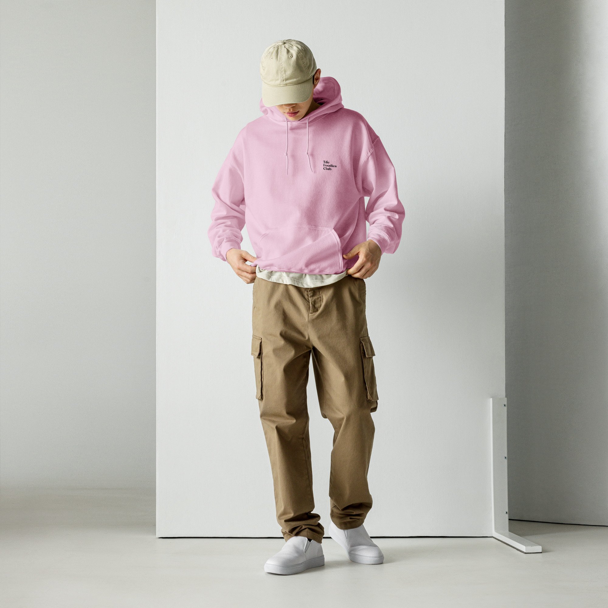 Modelo a usar hoodie light pink Anti Foodies Foodies Club — frente — merch The Foodies Club