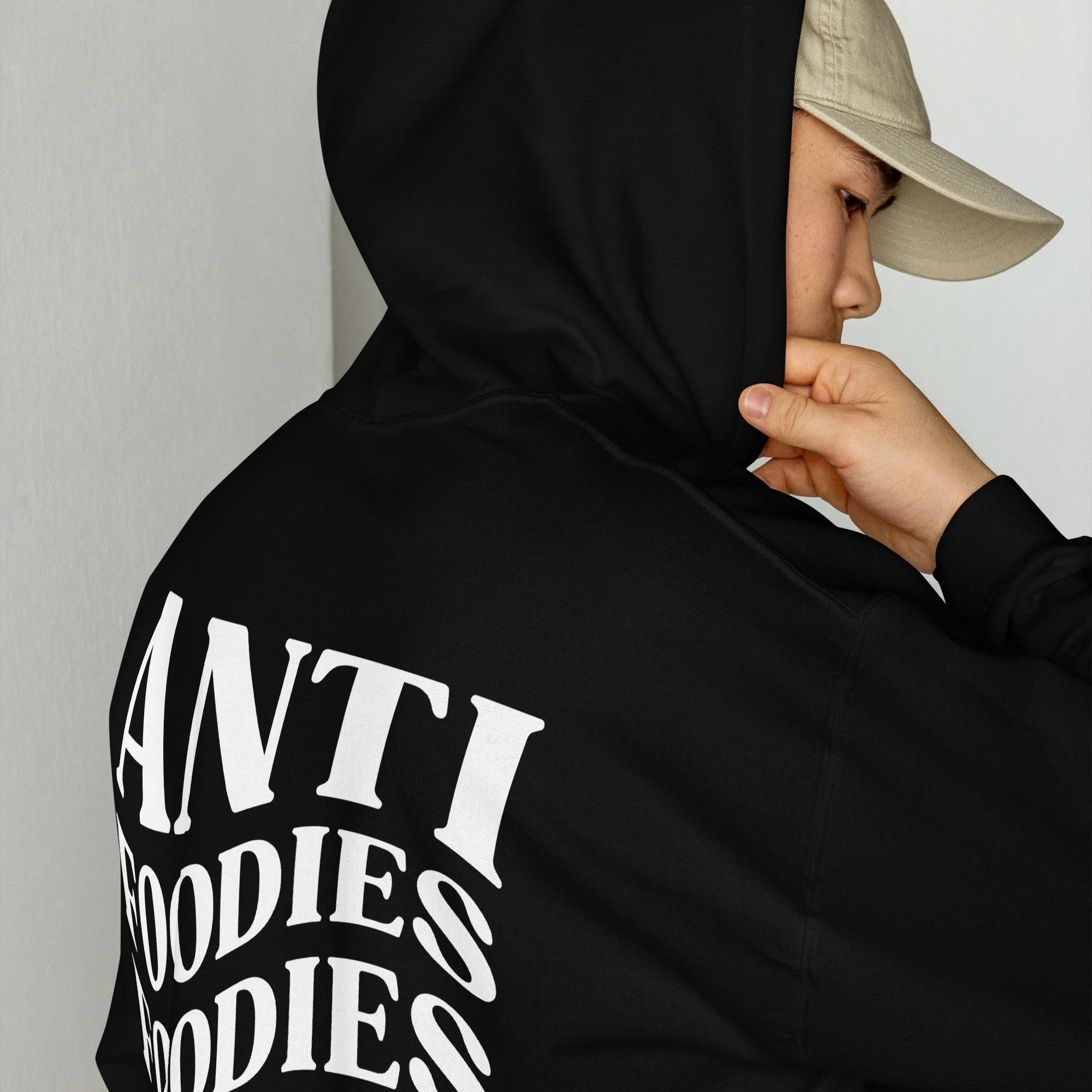 Modelo a usar hoodie black Anti Foodies Foodies Club — detalhe do logo nas costas — merch The Foodies Club
