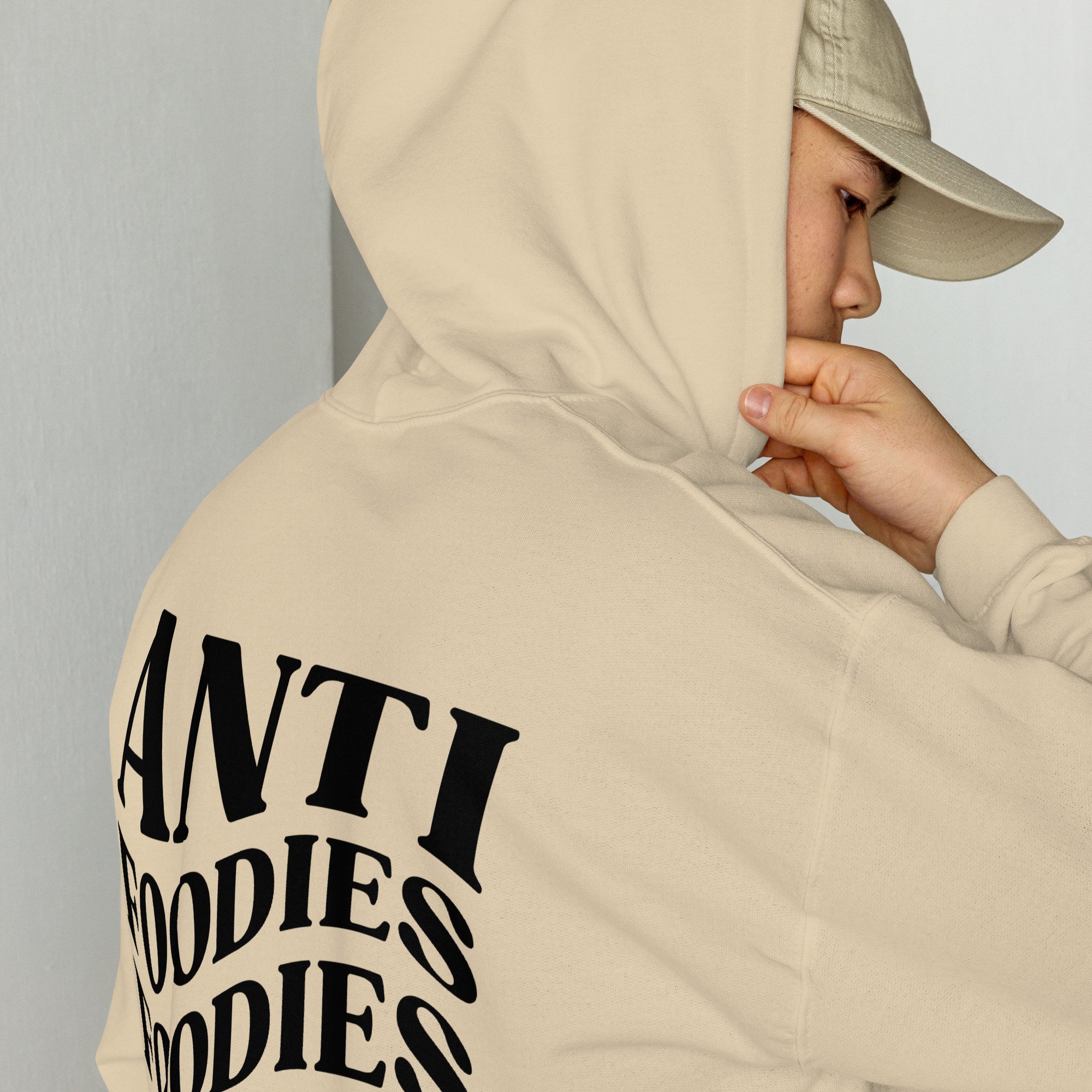 Modelo a usar hoodie sand Anti Foodies Foodies Club — logo nas costas — merch The Foodies Club