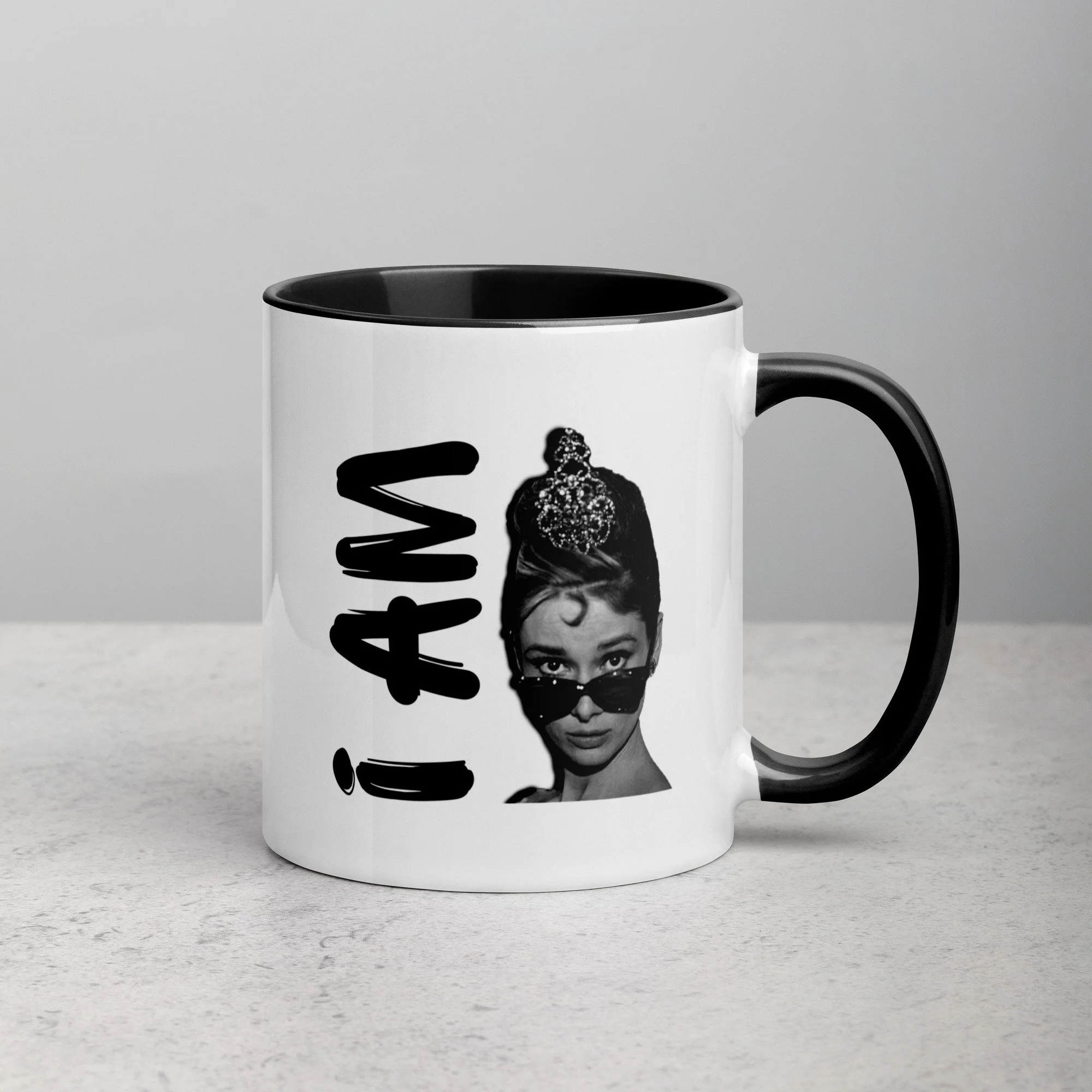 Caneca oficial Who’s The F**king Owner com logótipo – vista traseira