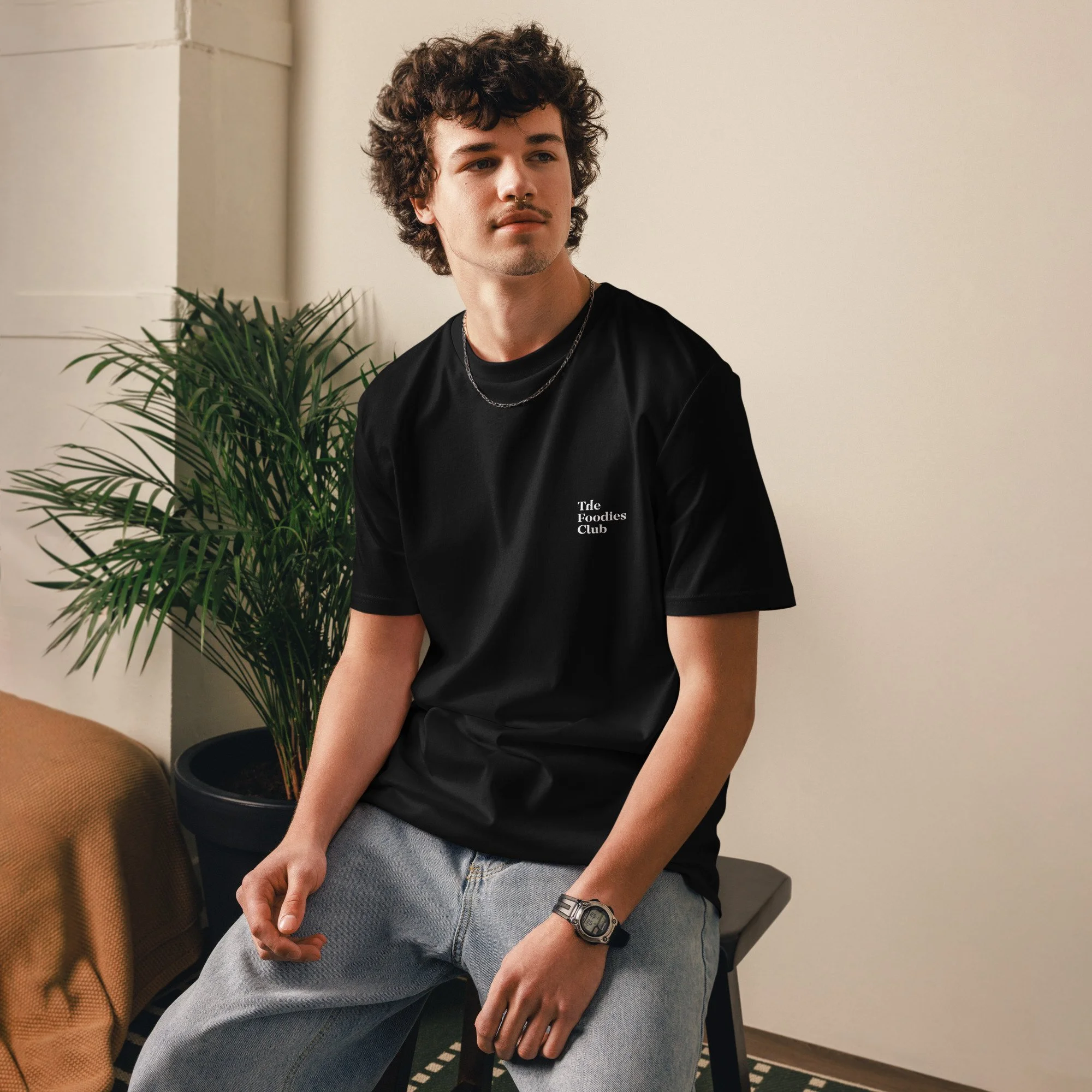 Modelo a usar t-shirt black Anti Foodies Foodies Club — frente — merch The Foodies Club