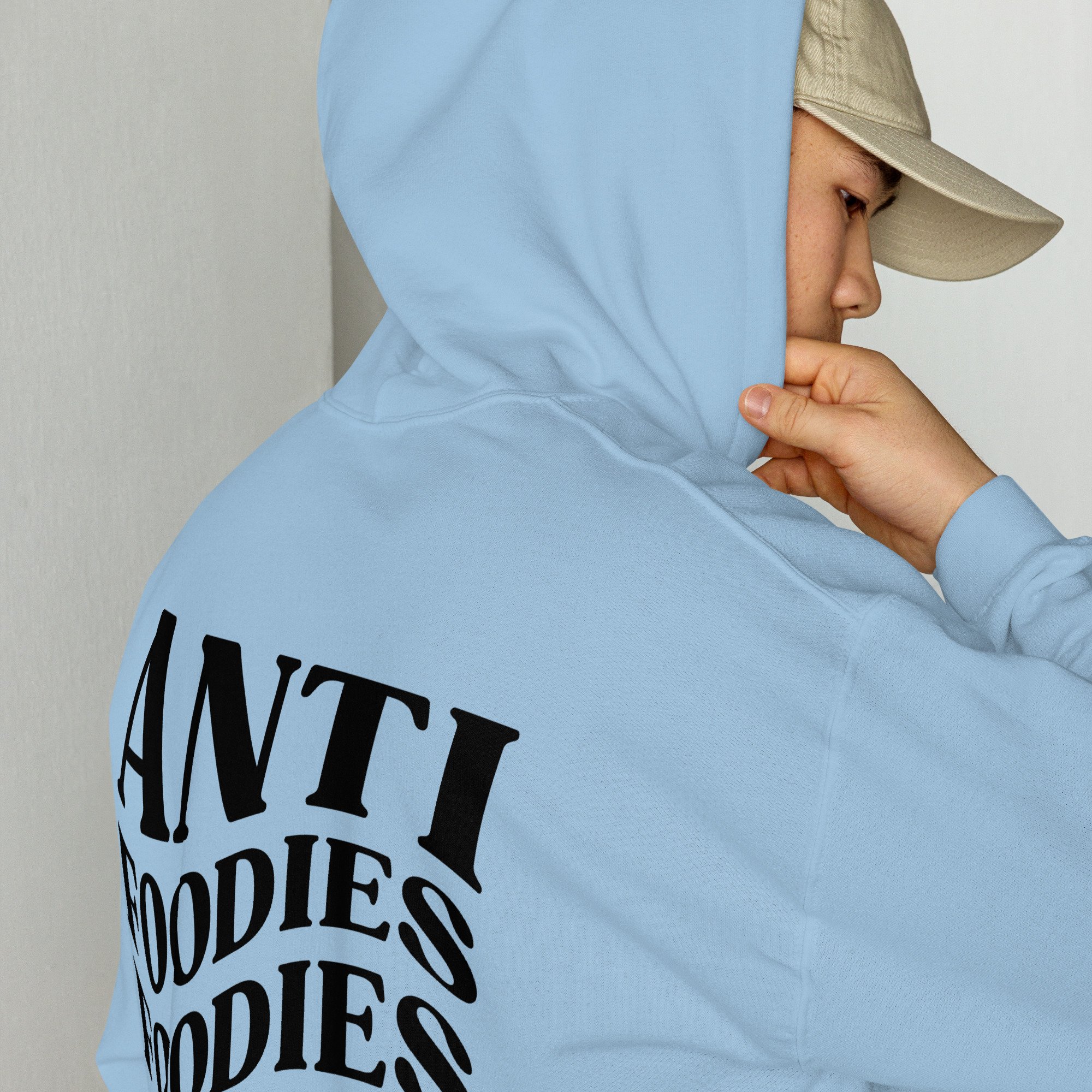 Modelo a usar hoodie light blue Anti Foodies Foodies Club — logo nas costas — merch The Foodies Club