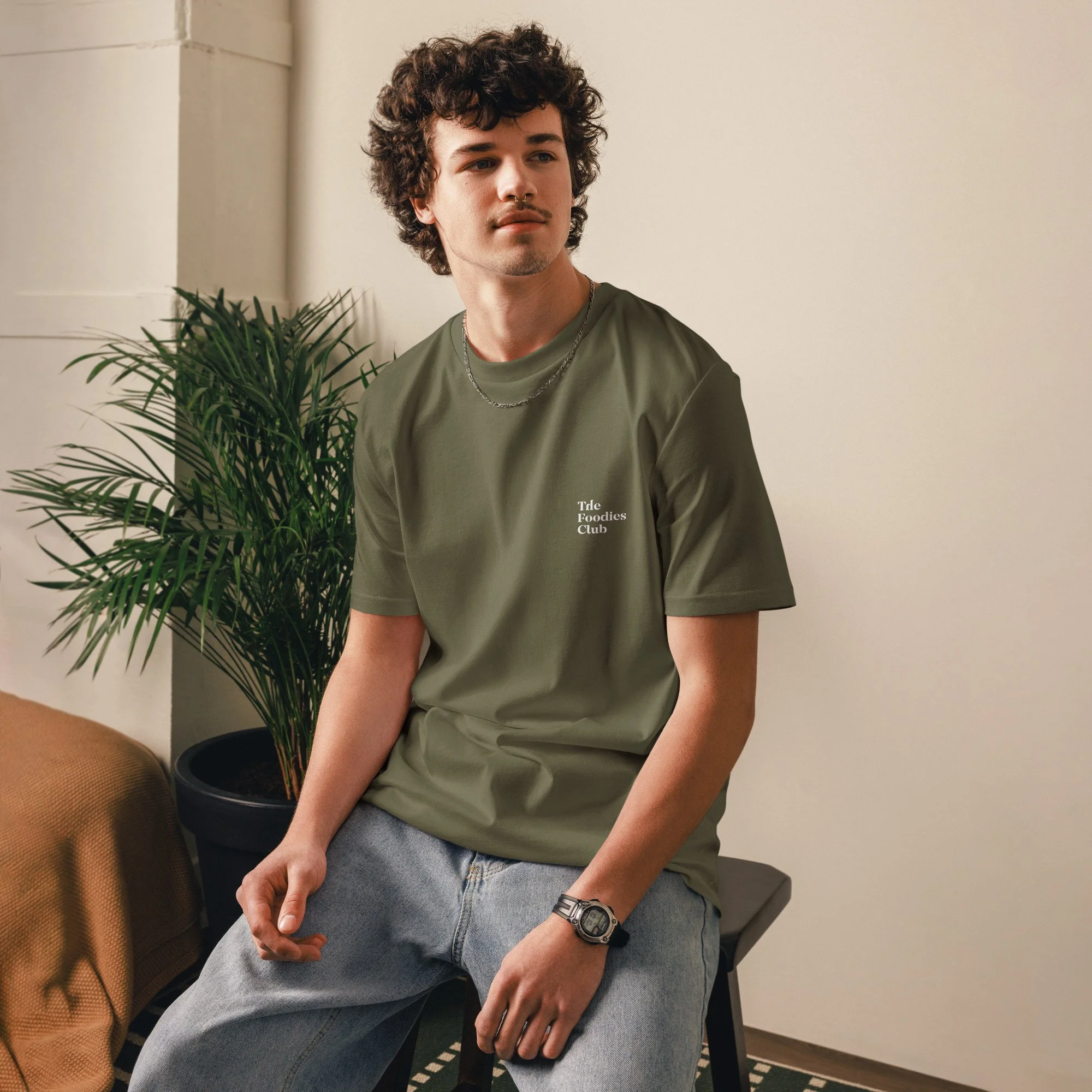 Modelo a usar t-shirt khaki Anti Foodies Foodies Club — frente — merch The Foodies Club