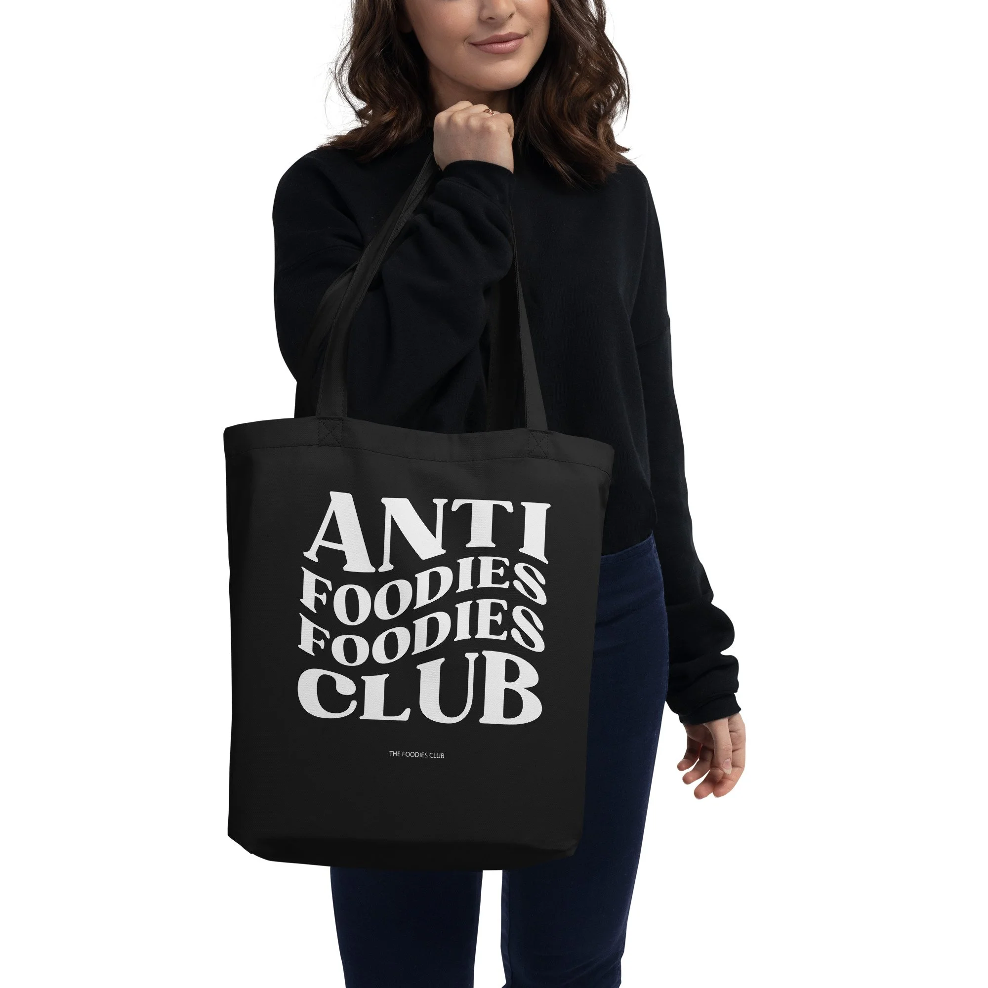 Modelo a usar Tote bag dark Anti Foodies Foodies Club — logo na frente — merch The Foodies Club