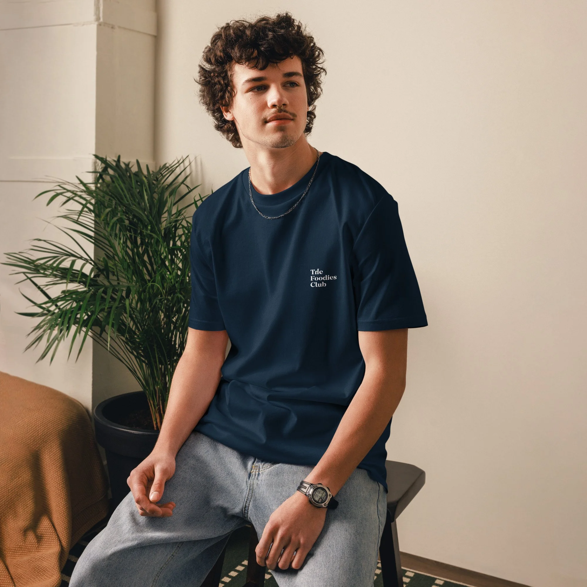 Modelo a usar t-shirt french navy Anti Foodies Foodies Club — frente — merch The Foodies Club