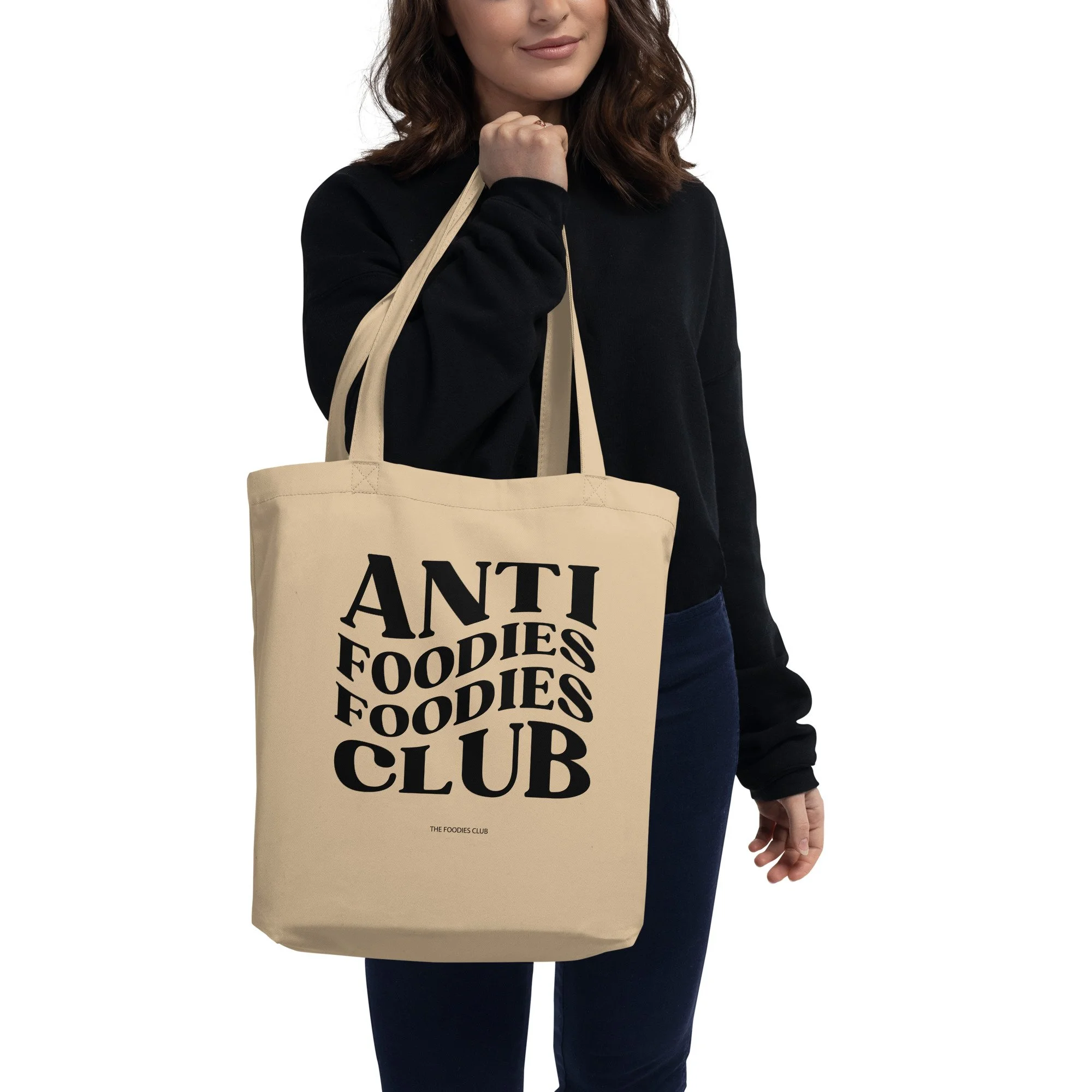Modelo a usar tote bag light Anti Foodies Foodies Club — logo na frente — merch The Foodies Club