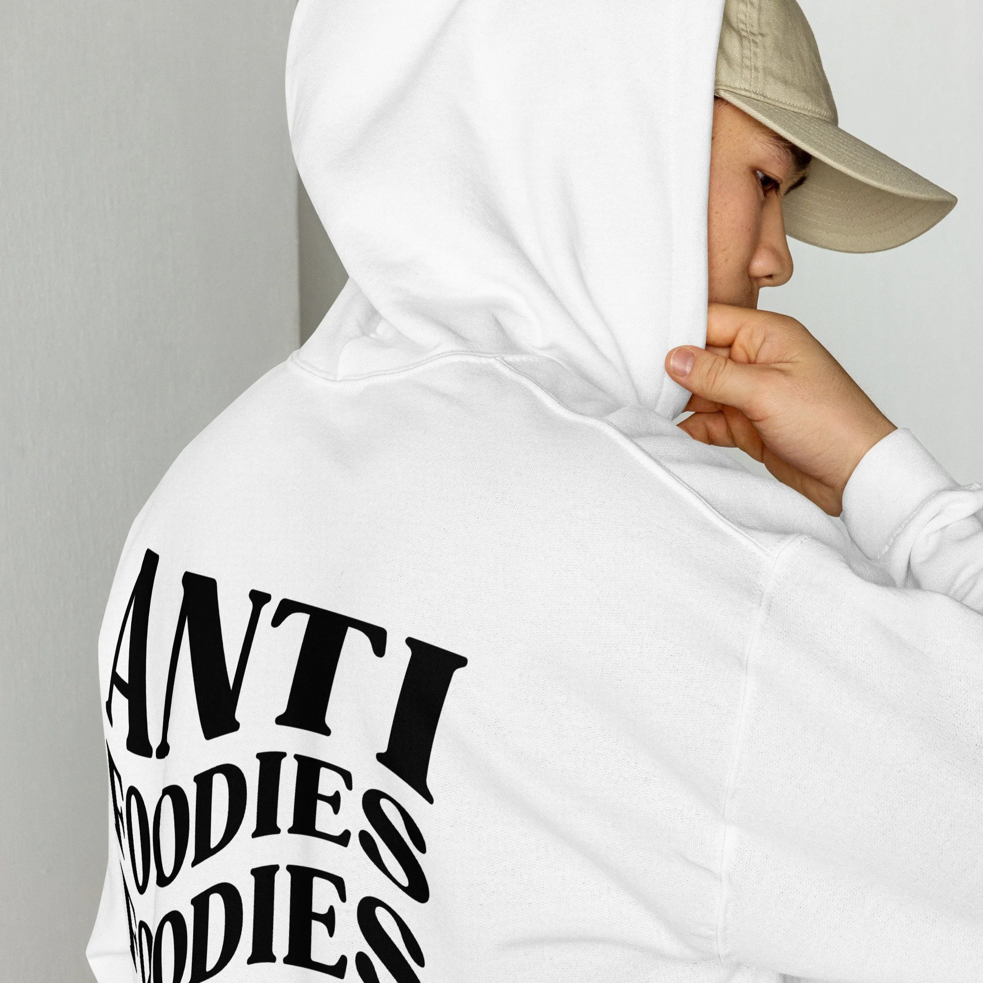Modelo a usar hoodie white Anti Foodies Foodies Club — logo nas costas — merch The Foodies Club