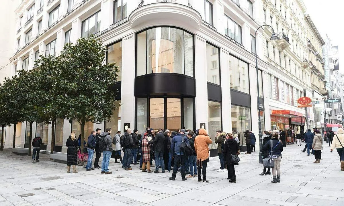 Out of my interest for American tech companies, and because I needed the money, I decided to work at the Apple Store Vienna during this winter season. To get the full experience, I read Walter Isaacson&rsquo;s Steve Jobs biography, binge watched The 